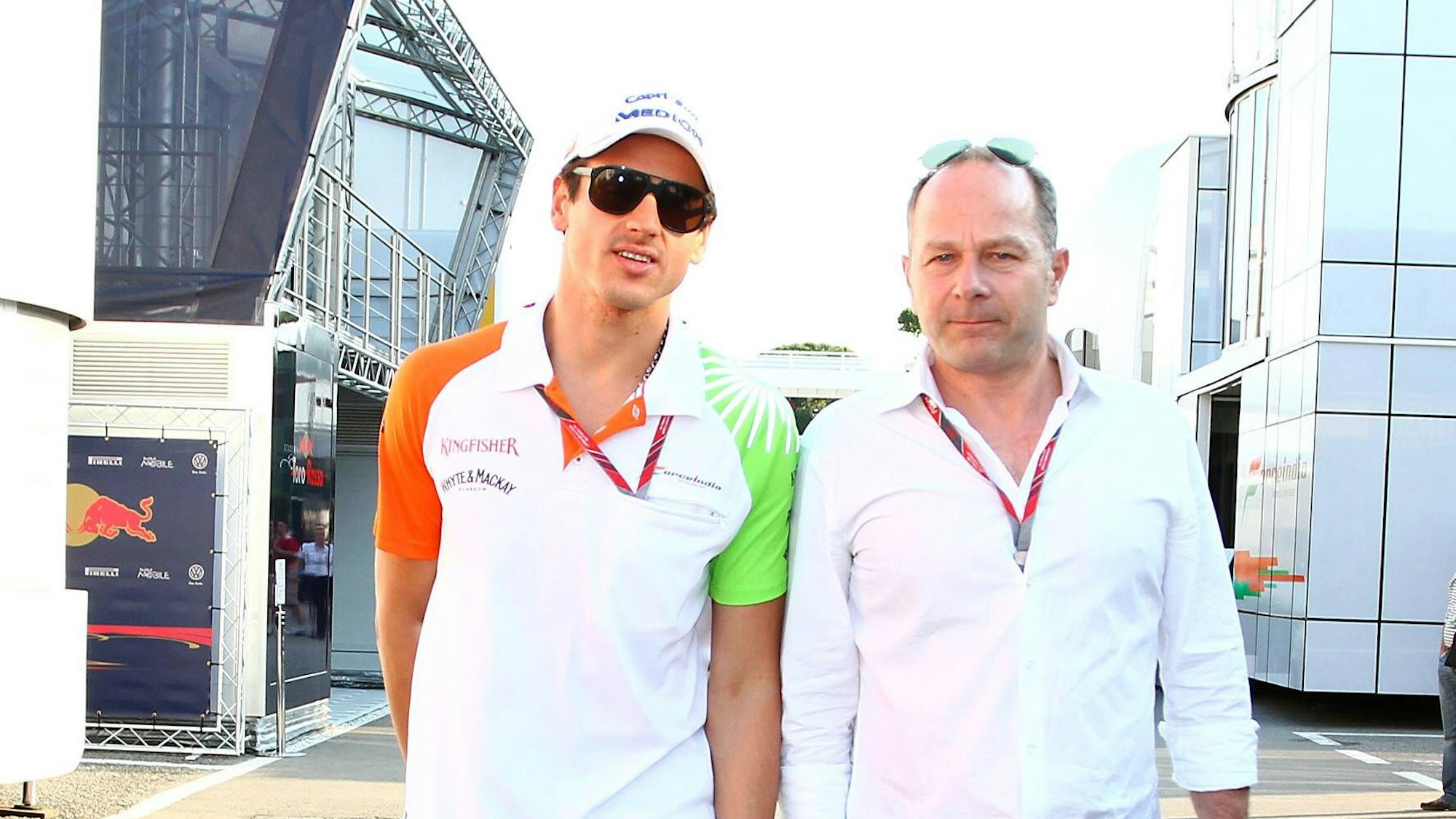 Adrian Sutil (links), damals in Diensten des Teams Force India, mit seinem Manager Manfred Zimmermann beim Großen Preis von Spanien in Barcelona.