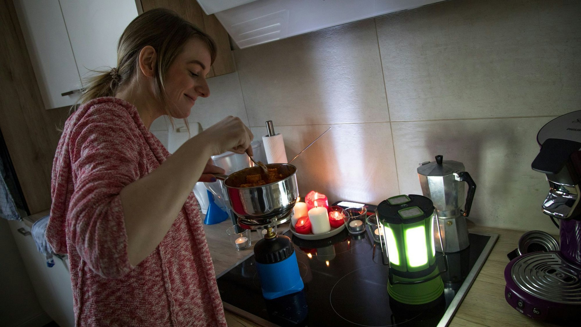 Ohne Strom funktioniert der Herd nicht: Ein Fondue-Set mit Brennpaste, ein Stövchen mit Teelicht oder ein Campingkocher ermöglichen das Erwärmen kleiner Mahlzeiten.