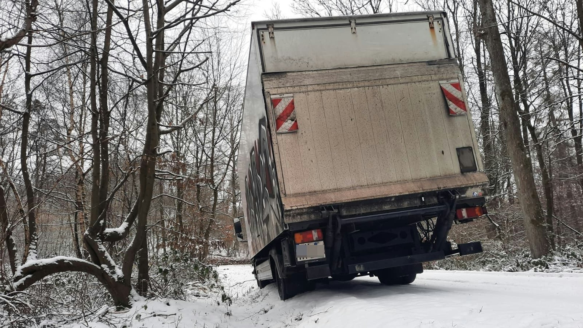 Auf der Achse festgefahren hat sich ein Lkw-Fahrer auf der Wülscheider Straße.