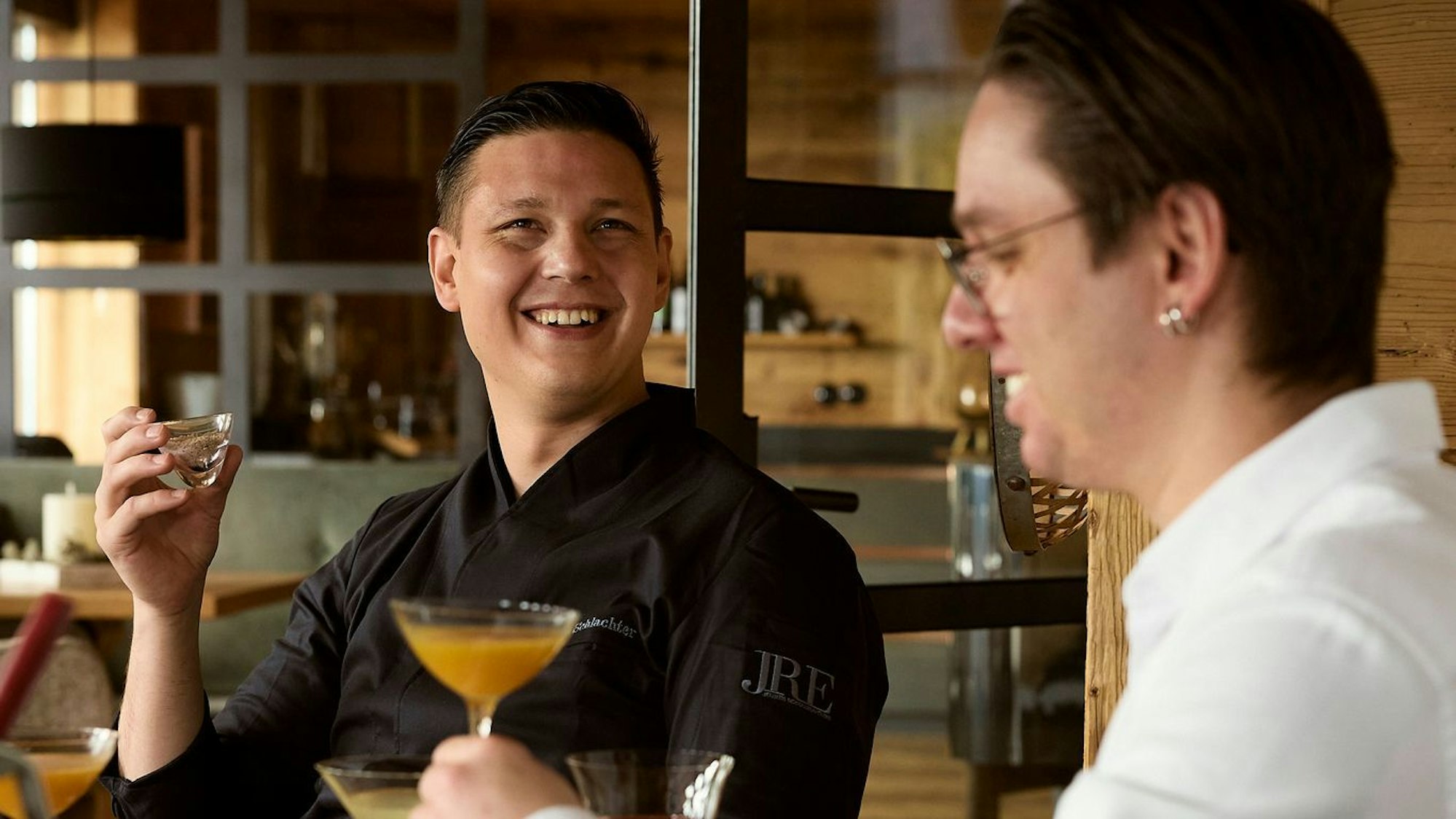 Simon Schlachter, Sternekoch im Allgäuer Restaurant «Pavo», und sein Barchef Martin Masch setzen in der Menübegleitung ohne Alkohol zunehmend auf eigene Kreationen.