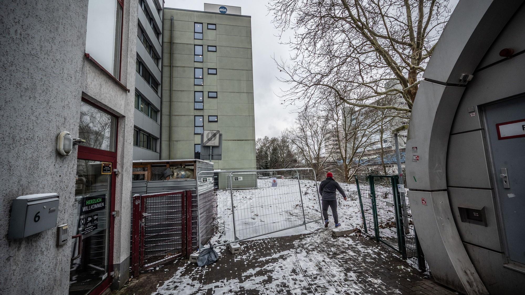 Abgesperrt ist der Weg schon: Die WGL lässt ihre Parkplätze auf dem Rad- und Fußweg zwischen der Zentrale und dem Europaring bauen. Bild: Ralf Krieger
