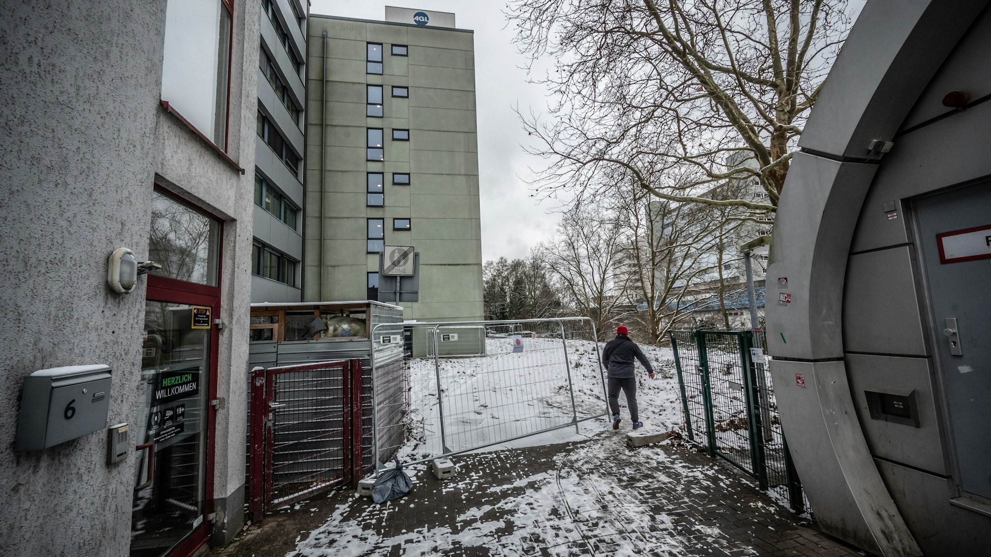 Abgesperrt ist der Weg schon: Die WGL lässt ihre Parkplätze auf dem Rad- und Fußweg zwischen der Zentrale und dem Europaring bauen. Bild: Ralf Krieger