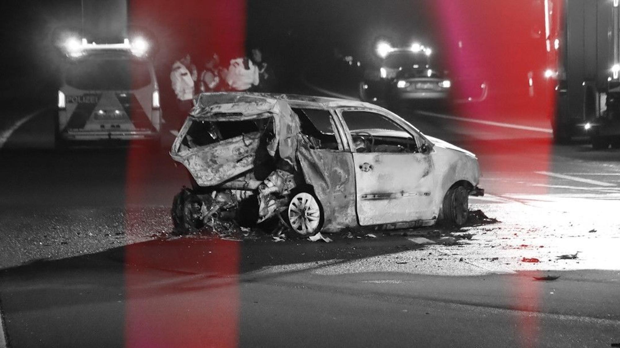 Das Bild zeigt einen ausgebrannten Wagen an der Unfallstelle.