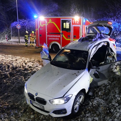 Bei einem Unfall auf der Wahnbachtalstraße in Siegburg sind am Montagabend (5. Januar) vier Menschen verletzt worden.