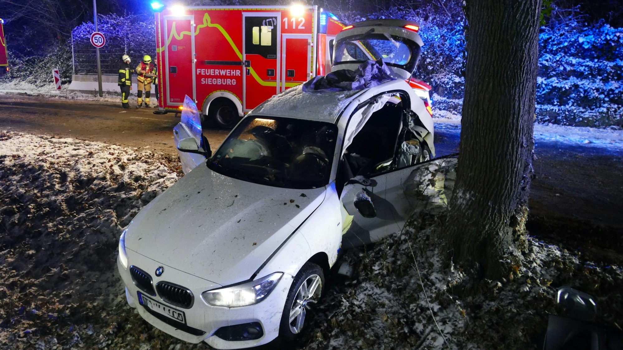Bei einem Unfall auf der Wahnbachtalstraße in Siegburg sind am Montagabend (5. Januar) vier Menschen verletzt worden.