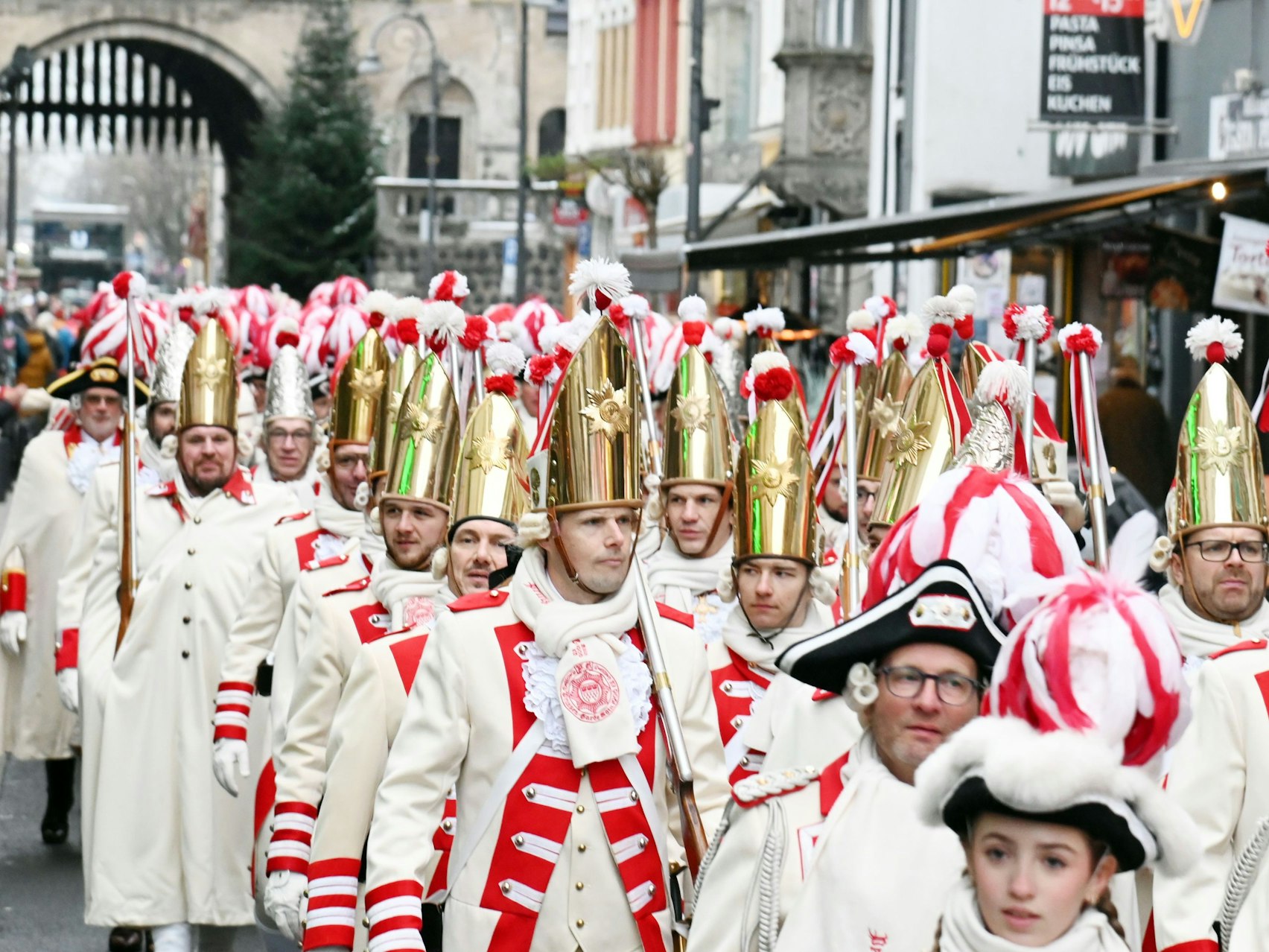 Das designierte Kölner Dreigestirn der Session 2026 im Karneval zieht in die Hofburg ein.