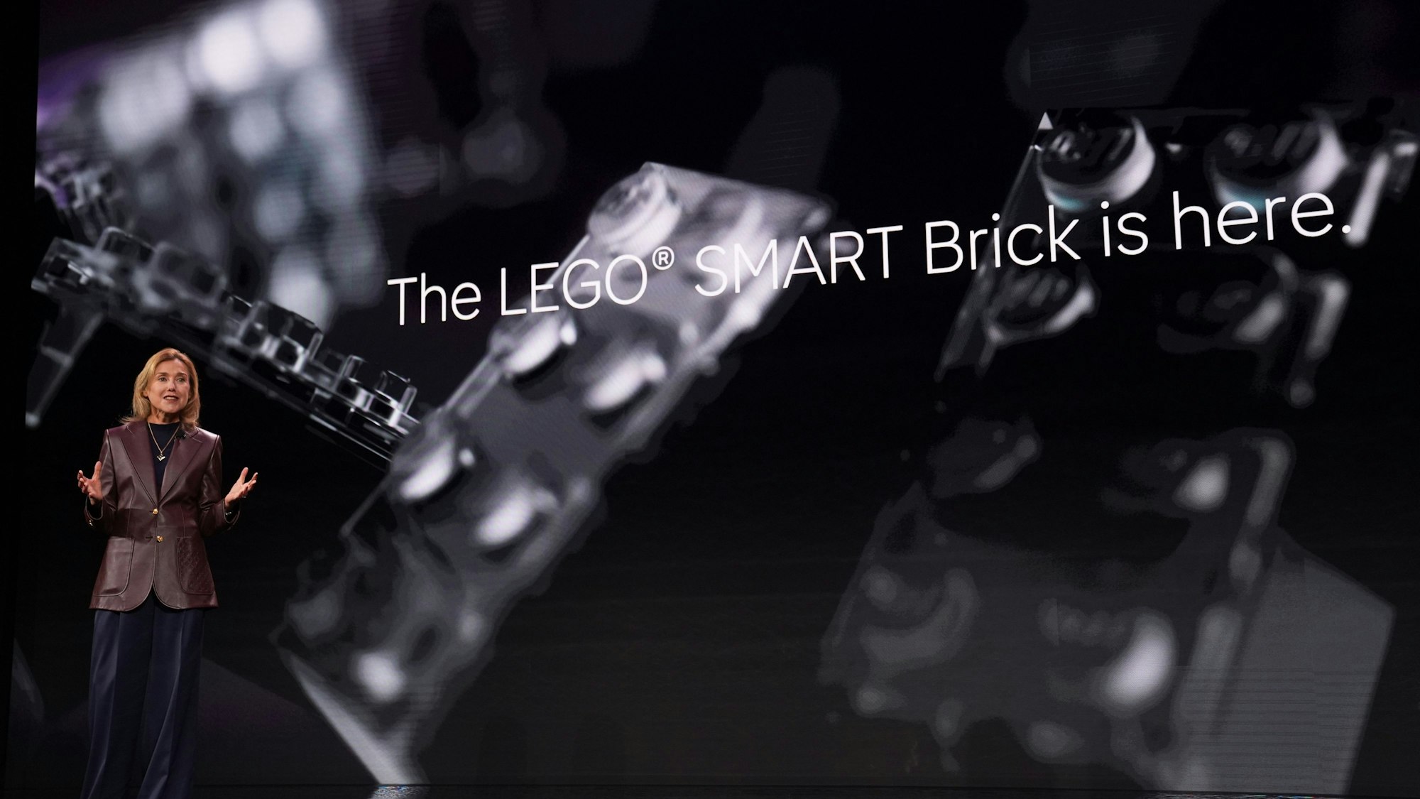 Julia Goldin, Chief Product and Marketing Officer und Executive Vice President von Lego, spricht während der Vorstellung eines neuartigen interaktiven Bausteins von Lego während einer Pressekonferenz vor der Technikmesse CES.