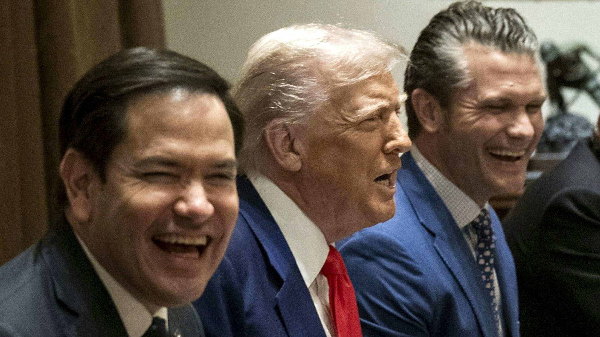 Gute Laune in Washington: US-Präsident Donald Trump (M.) zusammen mit Außenminister Marco Rubio (l.) und Verteidigungsminister Pete Hegseth. (Archivbild)