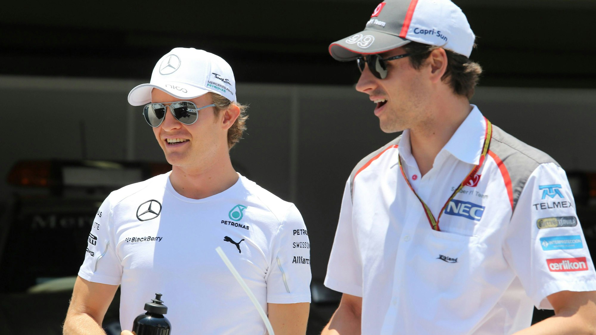 Nico Rosberg im Mercedes und Adrian Sutil im Sauber beim Großen Preis von Brasilien.