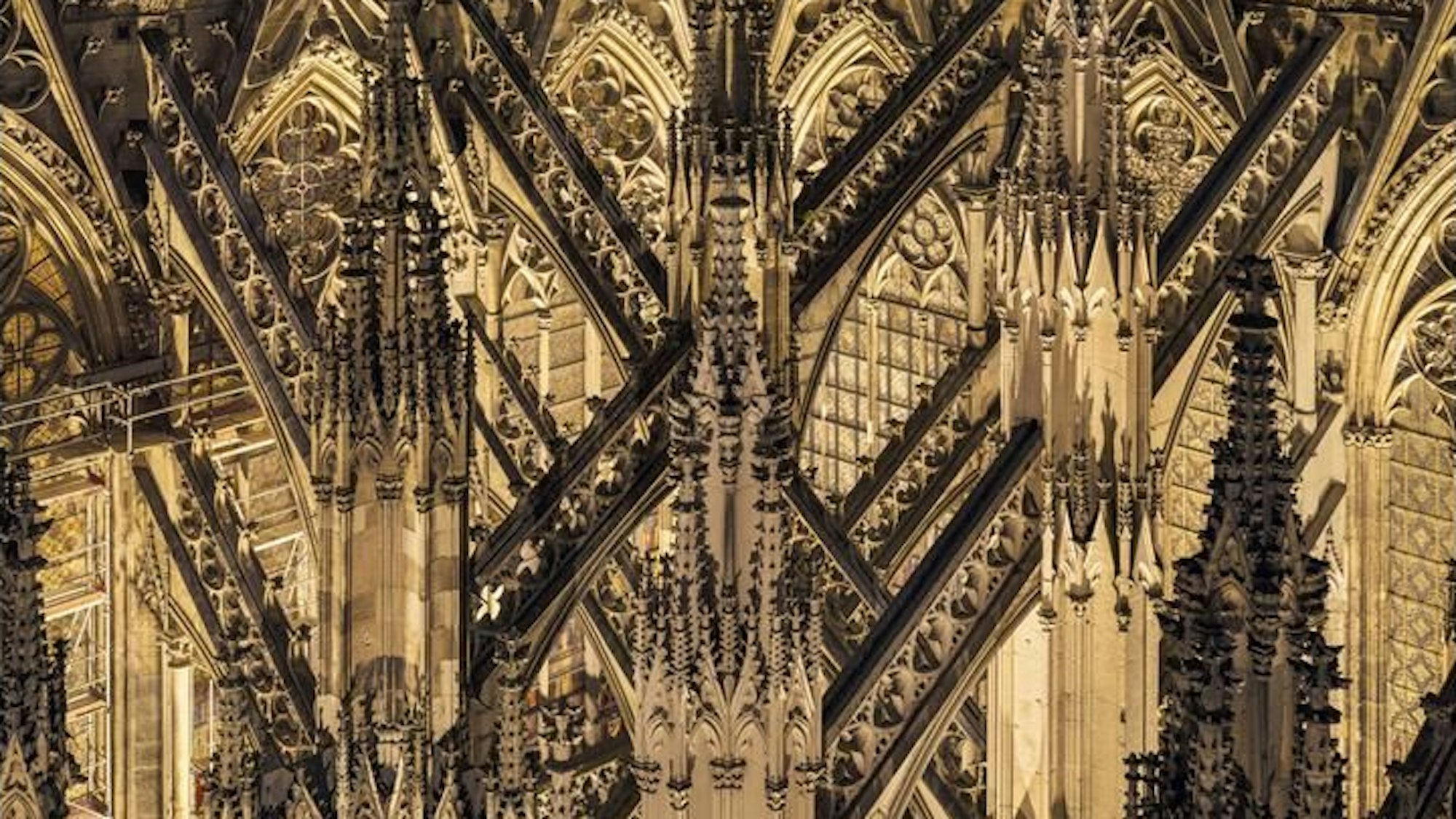 Strebewerk des Kölner Doms, in einer Aufnahme des Architekturfotografen Hans Georg Esch. Einen großformatigen Abzug dieser Fotografie bietet der Zentral-Dombau-Verein in einer Sonderedition zum Verkauf an.
