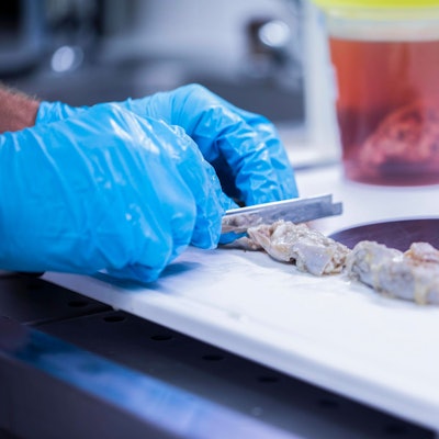 In einem Labor wird eine Probe einer Lebensmittel-Kontrolle vorbereitet (Symbolfoto)