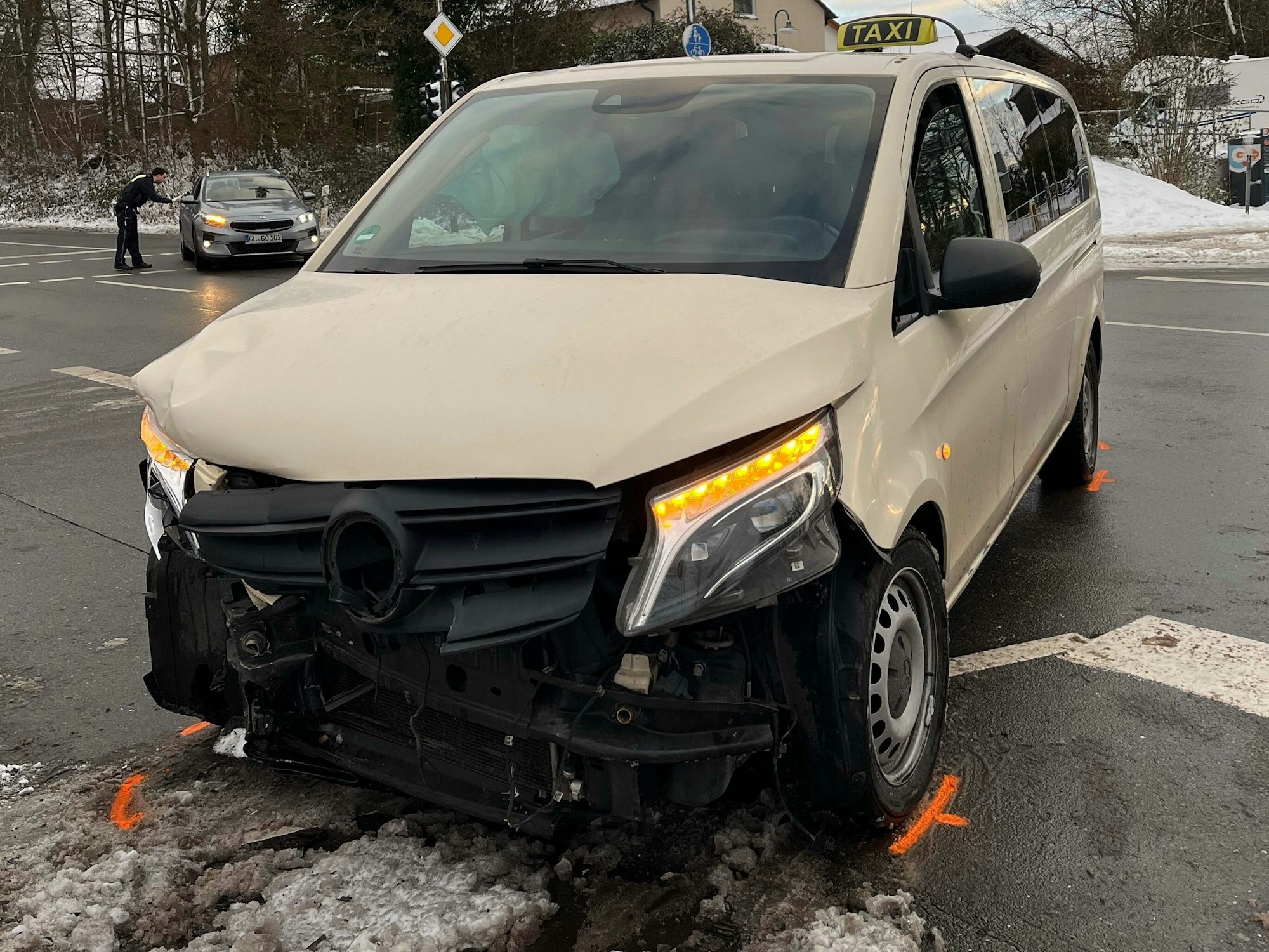 Das Taxi wurde durch den Zusammenstoß in Wermelskirchen im Frontbereich stark beschädigt.