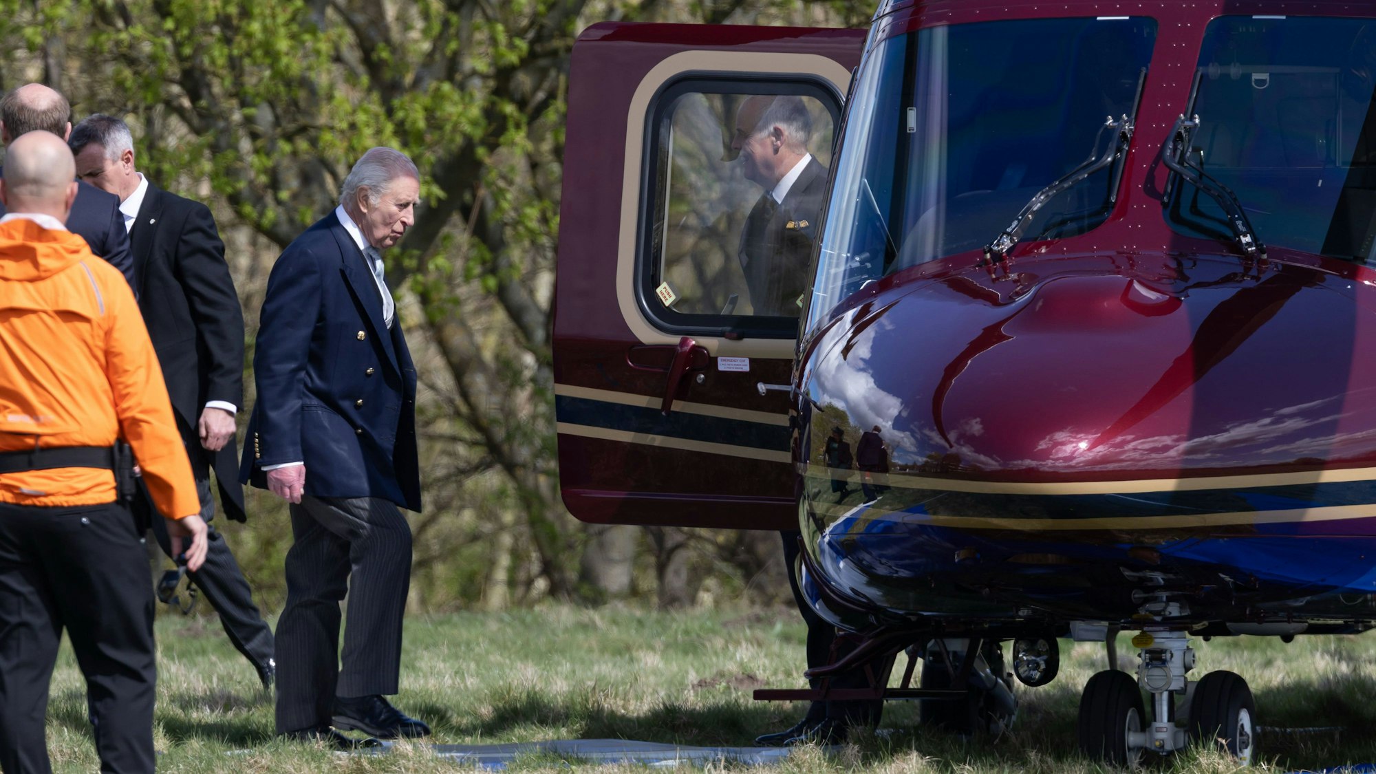 König Charles steigt in einen Hubschrauber.