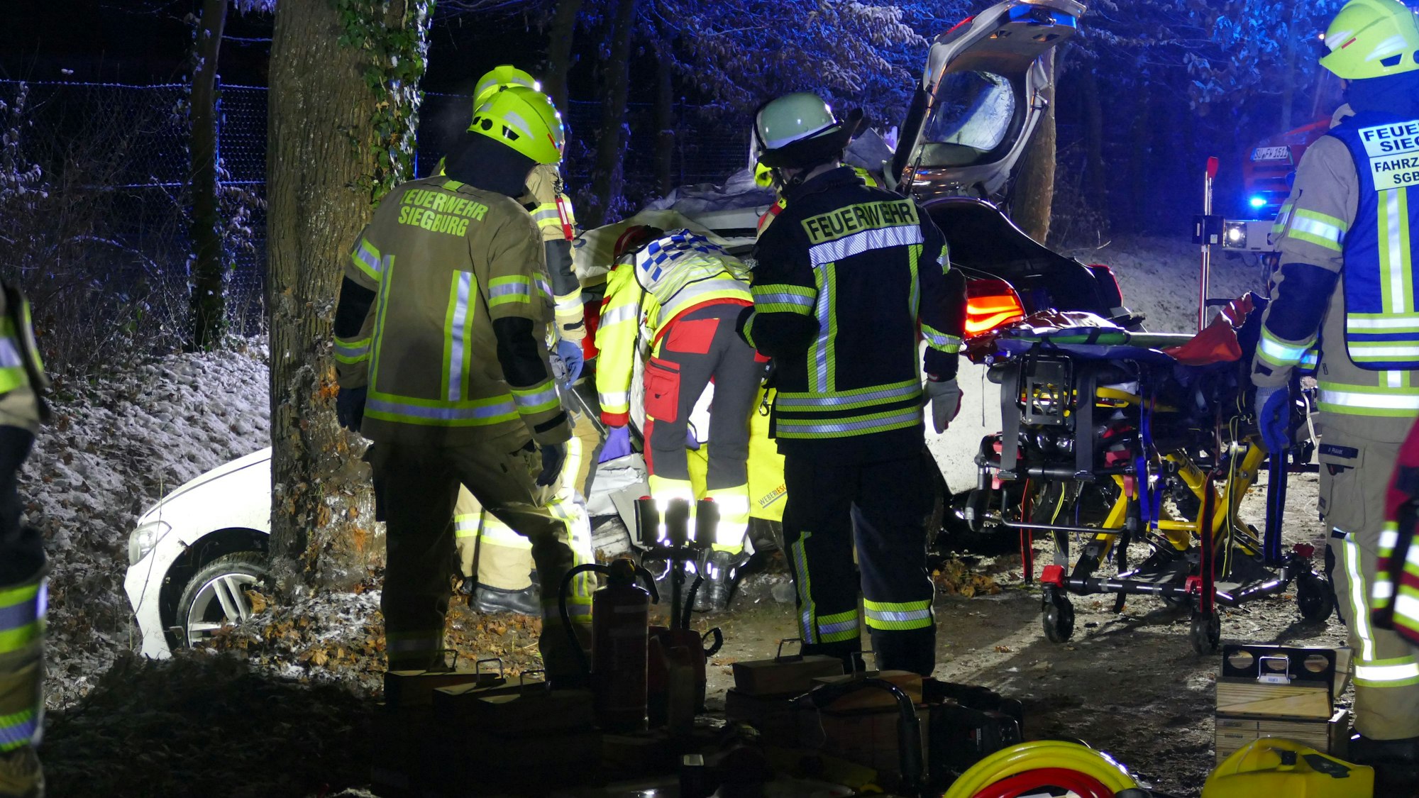 Die Feuerwehr befreite die junge Frau mit schwerem Gerät.