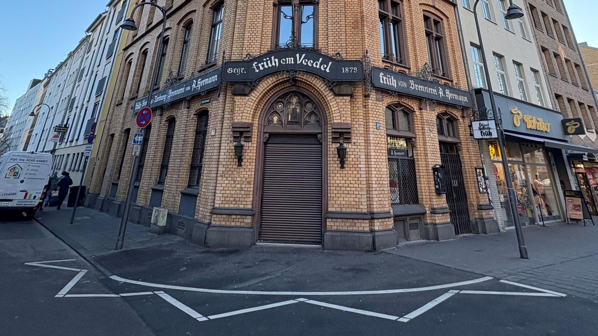 Das FRÜH „Em Veedel“ von außen. Es ist mitten in der Kölner Südstadt am Chlodwigplatz.