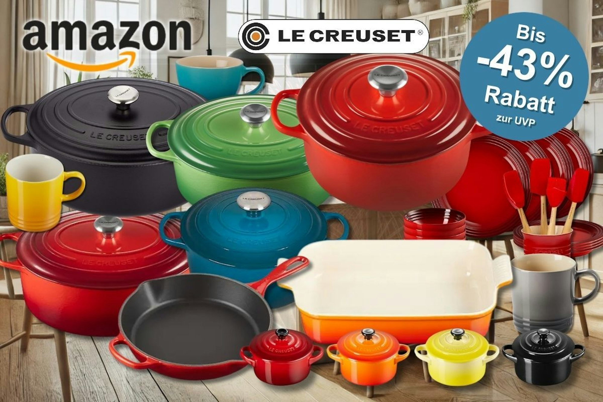 Eine helle Küche mit Wohnzimmer. Davor Le Creuset Küchenprodukte in verschiedenen Farben und Modellen, darunter Bräter, Pfannen, Tassen und Auflaufformen – in Schwarz, Rot, Blau, Grün und Orange.