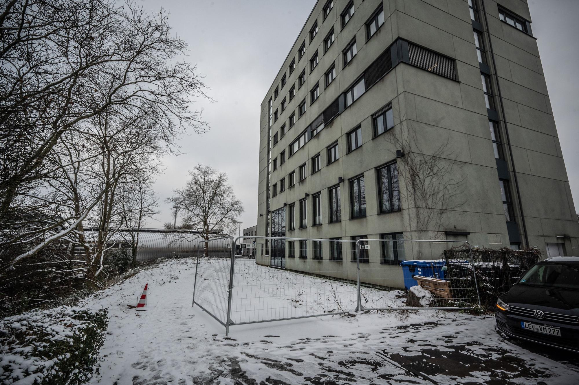 Abgesperrt ist der Weg schon: Die WGL lässt ihre Parkplätze auf dem Rad- und Fußweg zwischen der Zentrale und dem Europaring bauen. Bild: Ralf Krieger