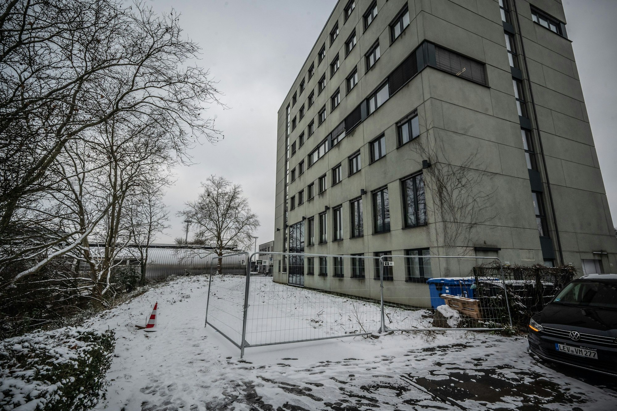 Abgesperrt ist der Weg schon: Die WGL lässt ihre Parkplätze auf dem Rad- und Fußweg zwischen der Zentrale und dem Europaring bauen. Bild: Ralf Krieger