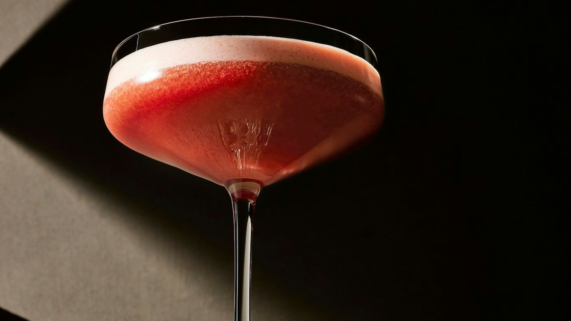 Blutorange-Mandel-Tonkabohne: Schaumig geshakt in der Cocktail-Schale.