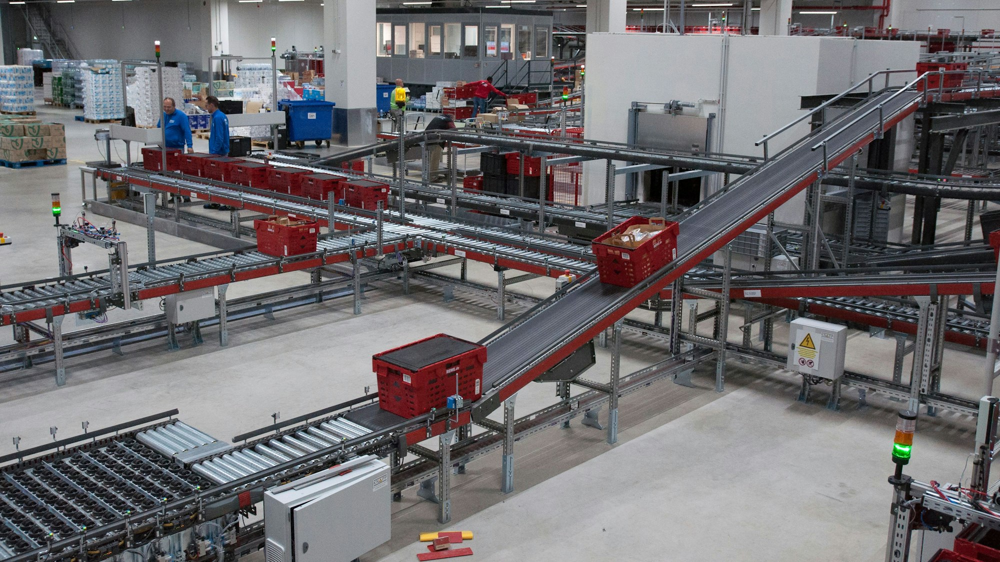 Rewe Fullfillment Center Scarlet One an der Scarletallee in Köln - ein spezialisiertes Logistikzentrum, das die komplette Auftragsabwicklung für den Rewe Lieferservice übernimmt