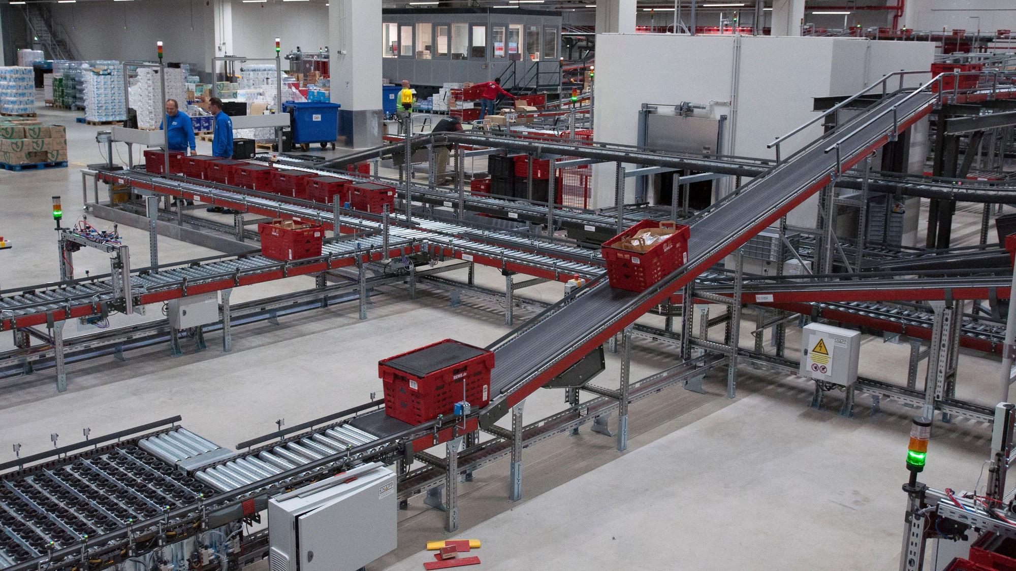 Rewe Fullfillment Center Scarlet One an der Scarletallee in Köln - ein spezialisiertes Logistikzentrum, das die komplette Auftragsabwicklung für den Rewe Lieferservice übernimmt