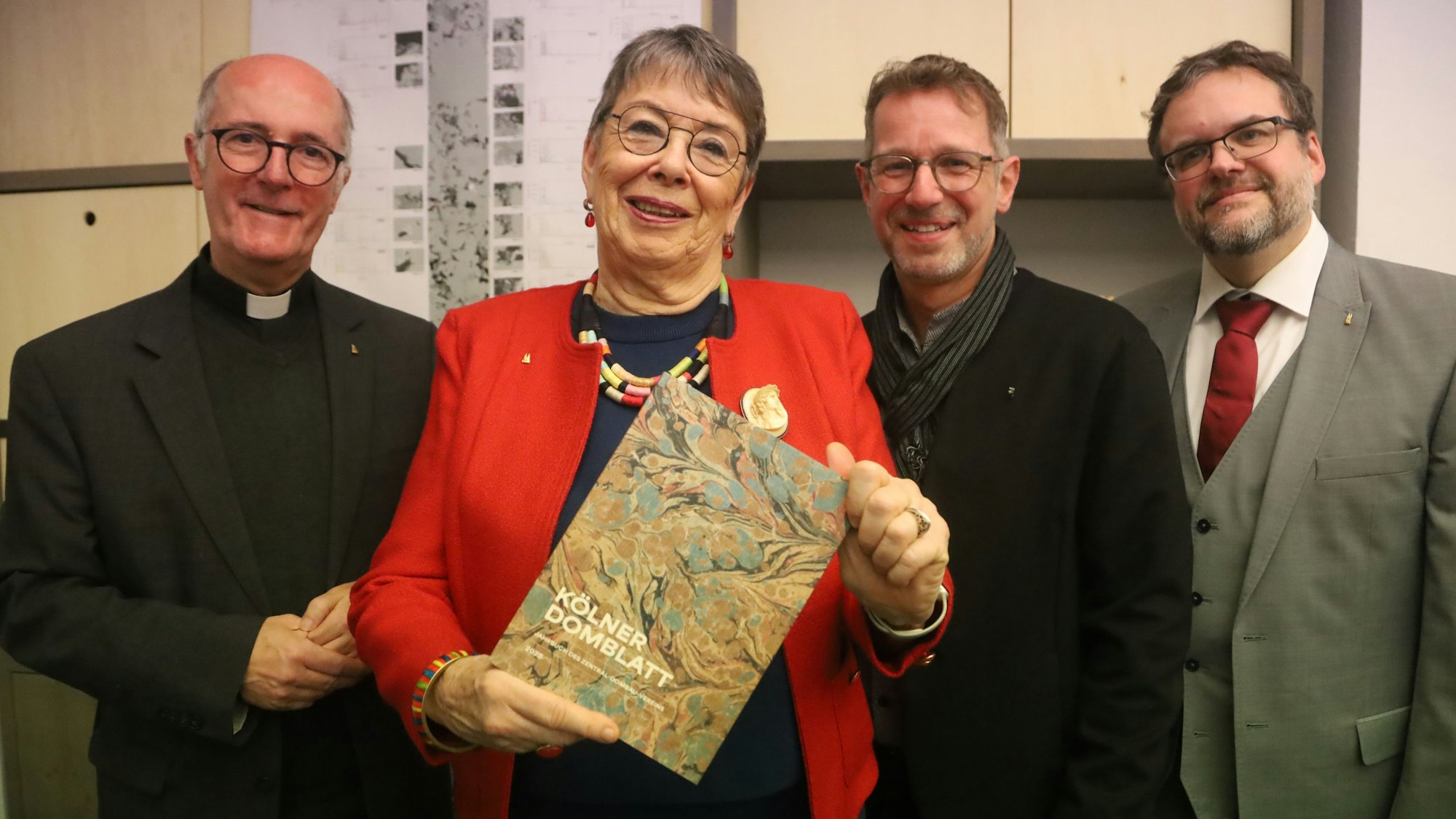 10.12.2025, Köln: Kölner Domblatt 2025 erschienen -Pressekonferenz des ZDV in die Kölner Dombauhütte. Die Präsidentin des ZDV Barbara Schock-Werner Dompropst Guido Assmann (links), Dombaumeister Peter Füssenich (2.v.r.) sowie der Leiter des Dombauarchivs und Schriftleiter des Kölner Domblattes Dr. des. Matthias Deml Foto: Arton Krasniqi