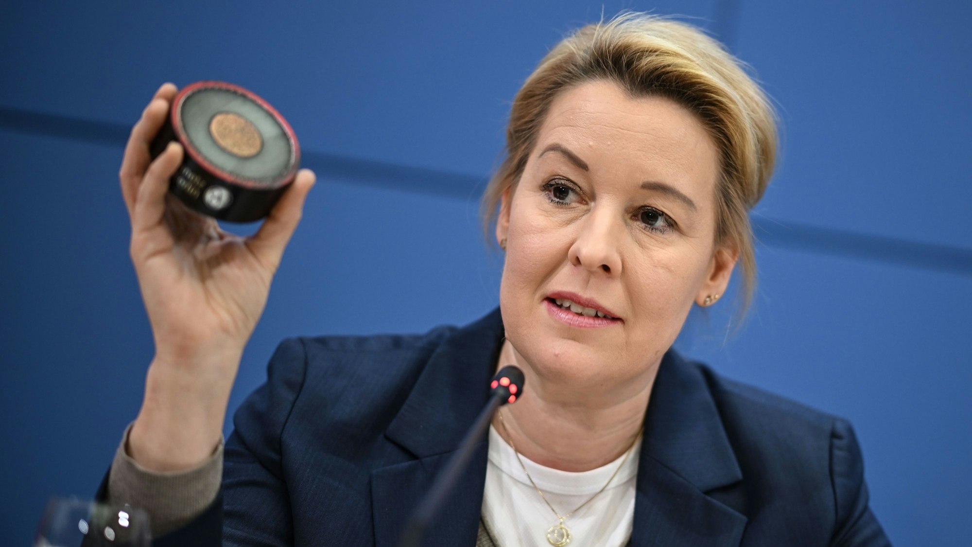 Das Bild zeigt Franziska Giffey (SPD), Senatorin für Wirtschaft, Energie und Betriebe, die einen Querschnitt eines Stromkabels beim Pressebriefing zum Anschlag auf das Berliner Stromnetz zeigt. Foto: Britta Pedersen/dpa