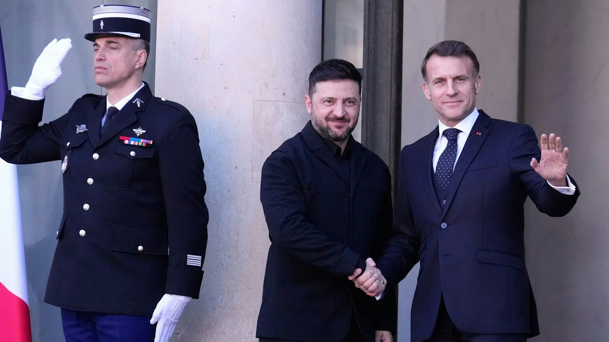 Der ukrainische Präsident Selenskyj hat mit Frankreichs Präsident Macron über eine Stärkung der Flugabwehr gesprochen.