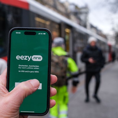 Einchecken und losfahren: Mit dem Eezy-Ticket wollen Land und Verkehrsverbünde den ÖPNV für Gelegenheitsnutzer einfacher machen.