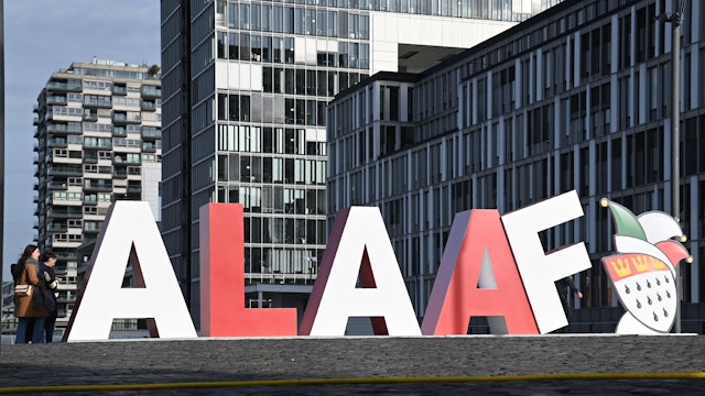 16.10.2024 Köln. Der Alaaf-Schriftzug, bei dem mehrere, riesige Buchstaben den gesamten Schriftzug ergeben, wird im Rheinauhafen enthüllt. Neben Christoph Kuckelkorn, Präsident des Festkomitees Kölner Karneval, enthüllt Uwe Wedig, Vorstandsvorsitzender der HGK. Foto: Alexander Schwaiger