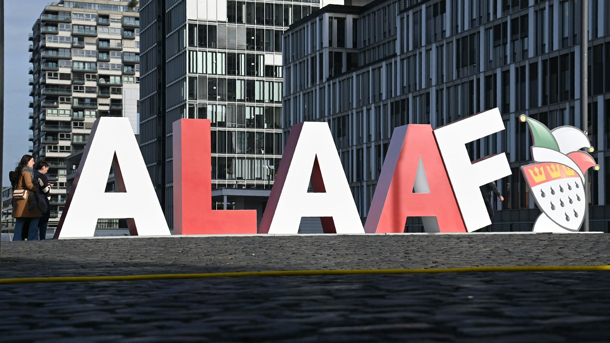 16.10.2024 Köln. Der Alaaf-Schriftzug, bei dem mehrere, riesige Buchstaben den gesamten Schriftzug ergeben, wird im Rheinauhafen enthüllt. Neben Christoph Kuckelkorn, Präsident des Festkomitees Kölner Karneval, enthüllt Uwe Wedig, Vorstandsvorsitzender der HGK. Foto: Alexander Schwaiger