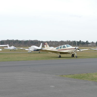 Abgestellte Flugzeuge am Flugplatz Hangelar.