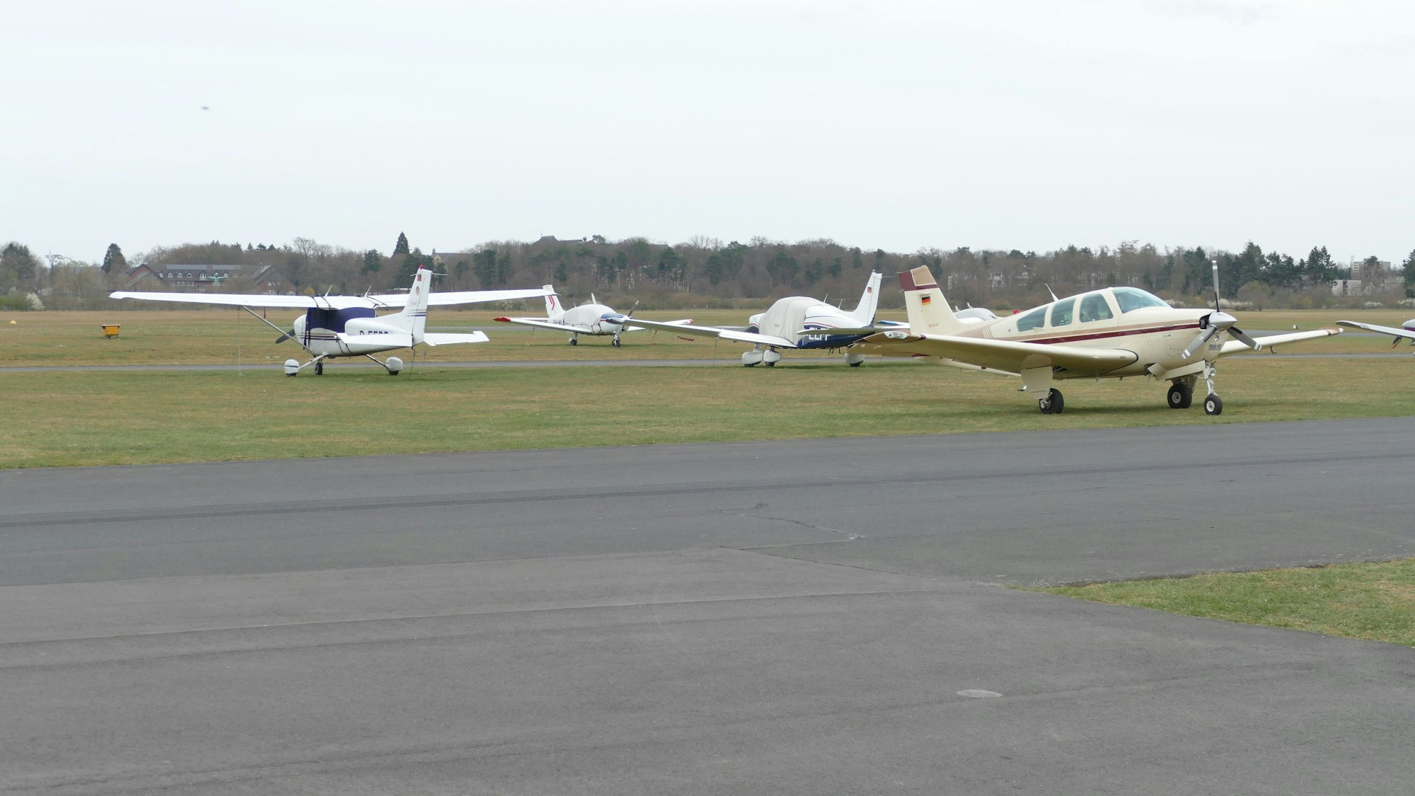 Abgestellte Flugzeuge am Flugplatz Hangelar.