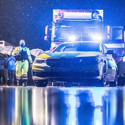 Polizisten kontrollieren einen LKW an einer Autobahn-Kontrollstelle (Symbolbild)