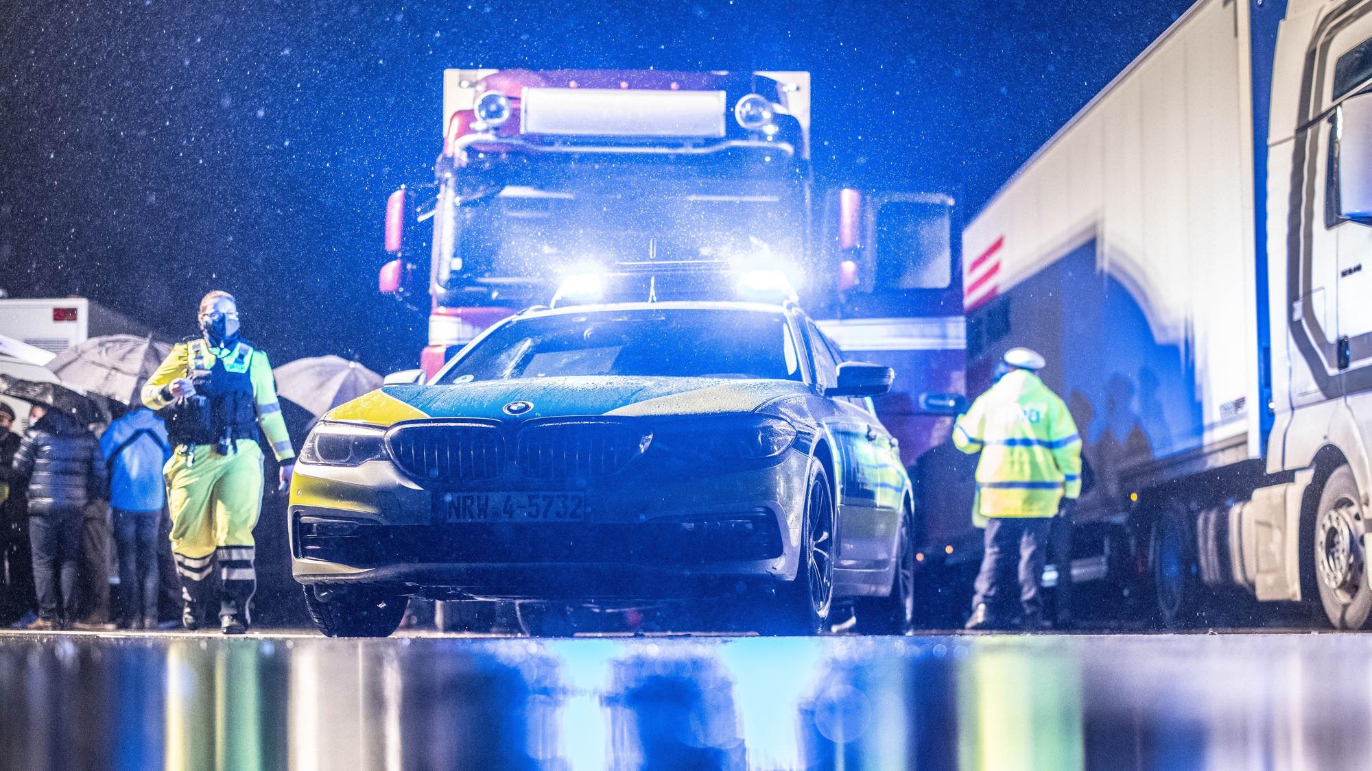 Polizisten kontrollieren einen LKW an einer Autobahn-Kontrollstelle (Symbolbild)