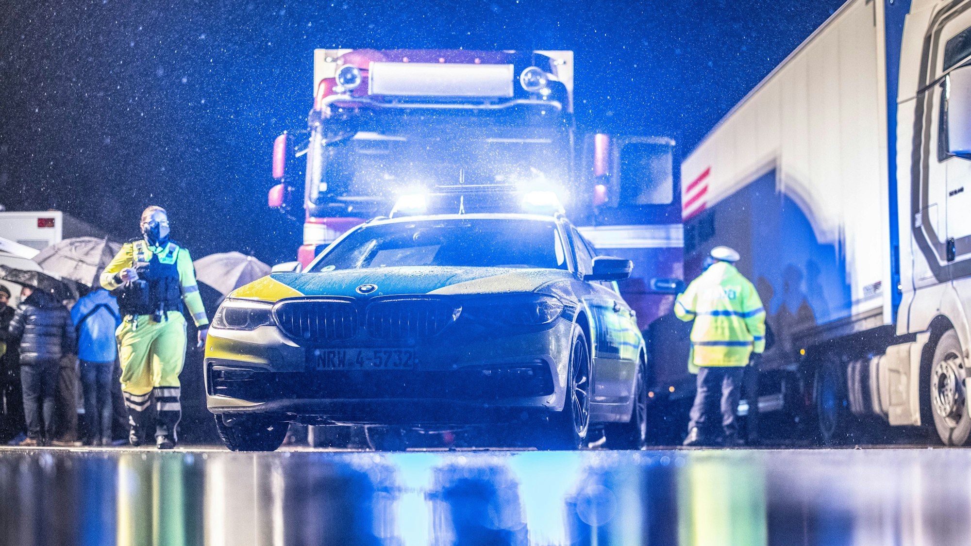 Polizisten kontrollieren einen LKW an einer Autobahn-Kontrollstelle (Symbolbild)
