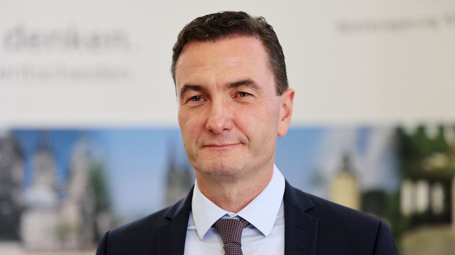 26.08.2022, Nordrhein-Westfalen, Köln: Thomas Wilk, Regierungspräsident von Köln kommt zu seiner Amtseinführung. Foto: Oliver Berg/dpa +++ dpa-Bildfunk +++