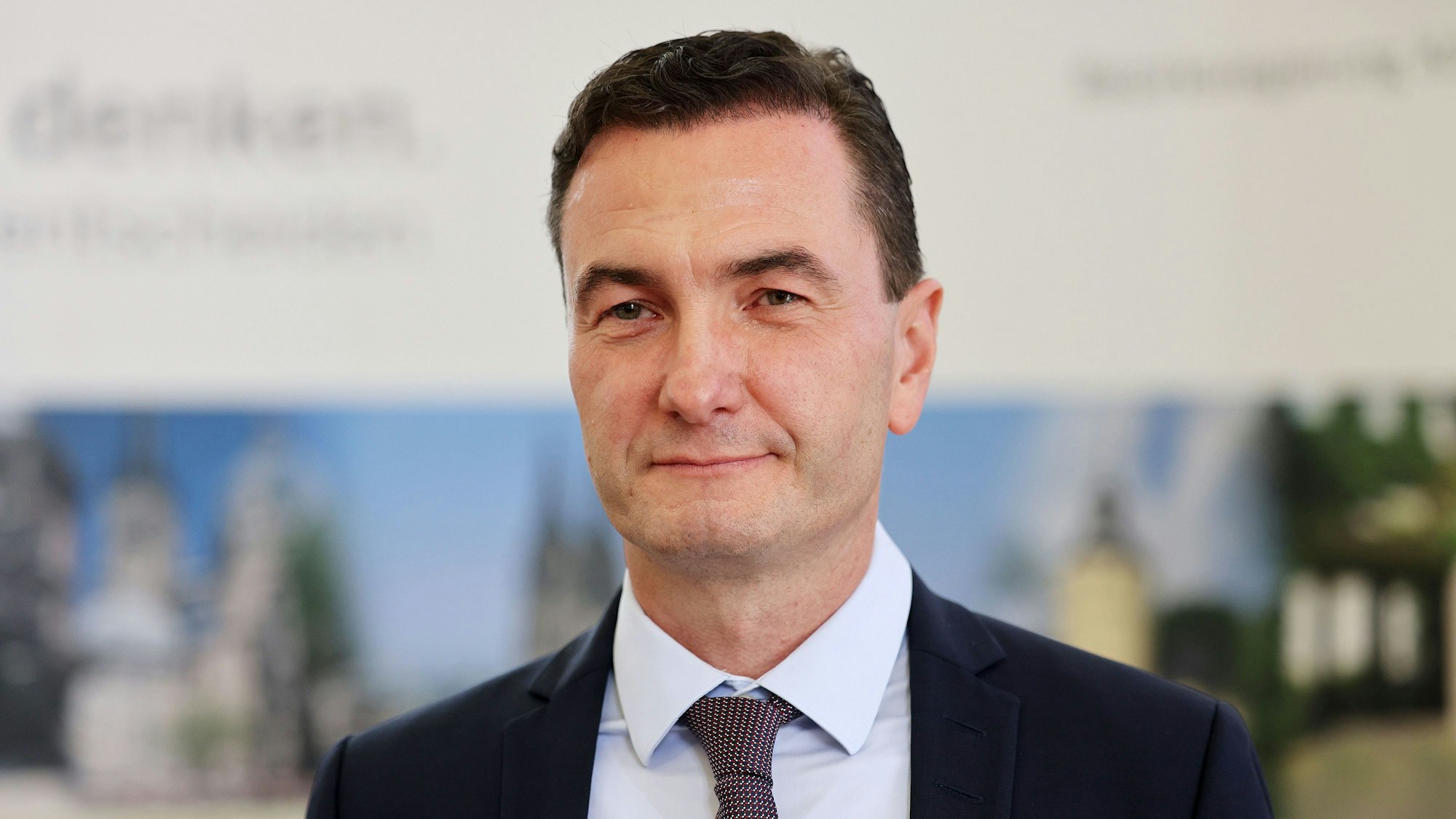 26.08.2022, Nordrhein-Westfalen, Köln: Thomas Wilk, Regierungspräsident von Köln kommt zu seiner Amtseinführung. Foto: Oliver Berg/dpa +++ dpa-Bildfunk +++