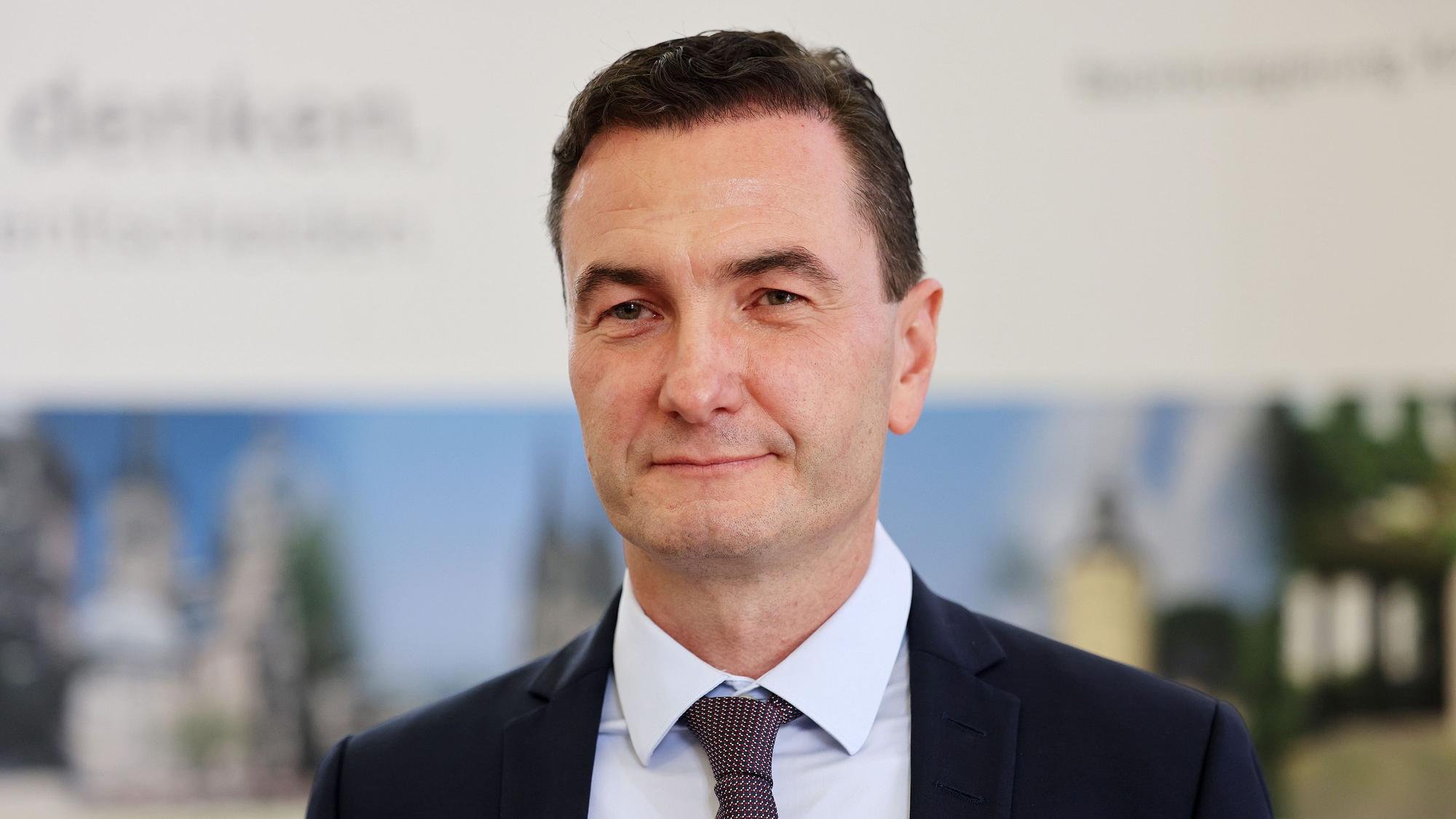26.08.2022, Nordrhein-Westfalen, Köln: Thomas Wilk, Regierungspräsident von Köln kommt zu seiner Amtseinführung. Foto: Oliver Berg/dpa +++ dpa-Bildfunk +++