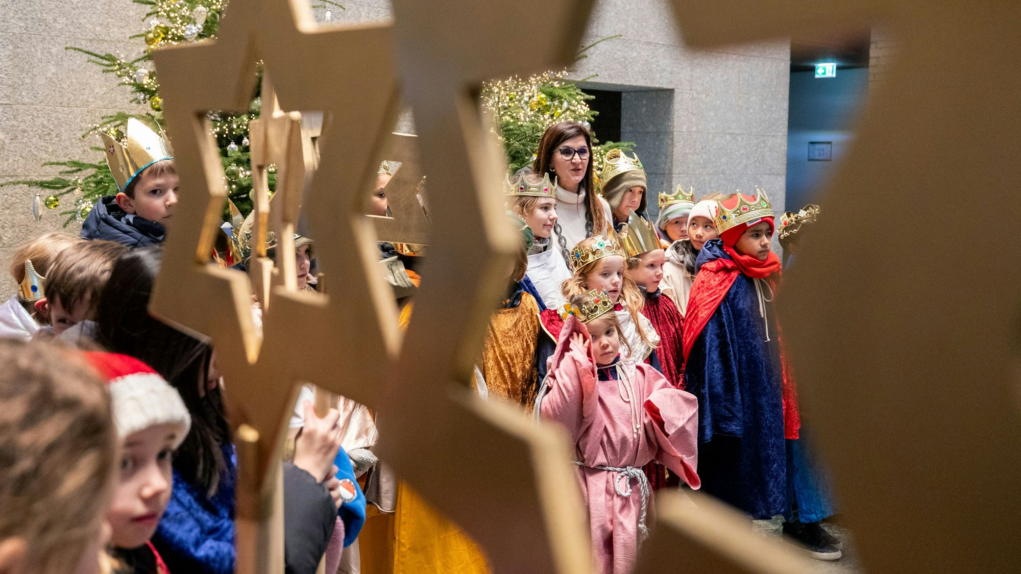 05.01.2026, Köln: Bürgermeisterin Teresa De Bellis-Olinger empfängt bei einem Empfang zum Dreikönigssingen im Kölner Rathaus die Sternsingerinnen.
Im Bild u.a. Bürgermeisterin Teresa De Bellis-Olinger.
Foto: Michael Bause