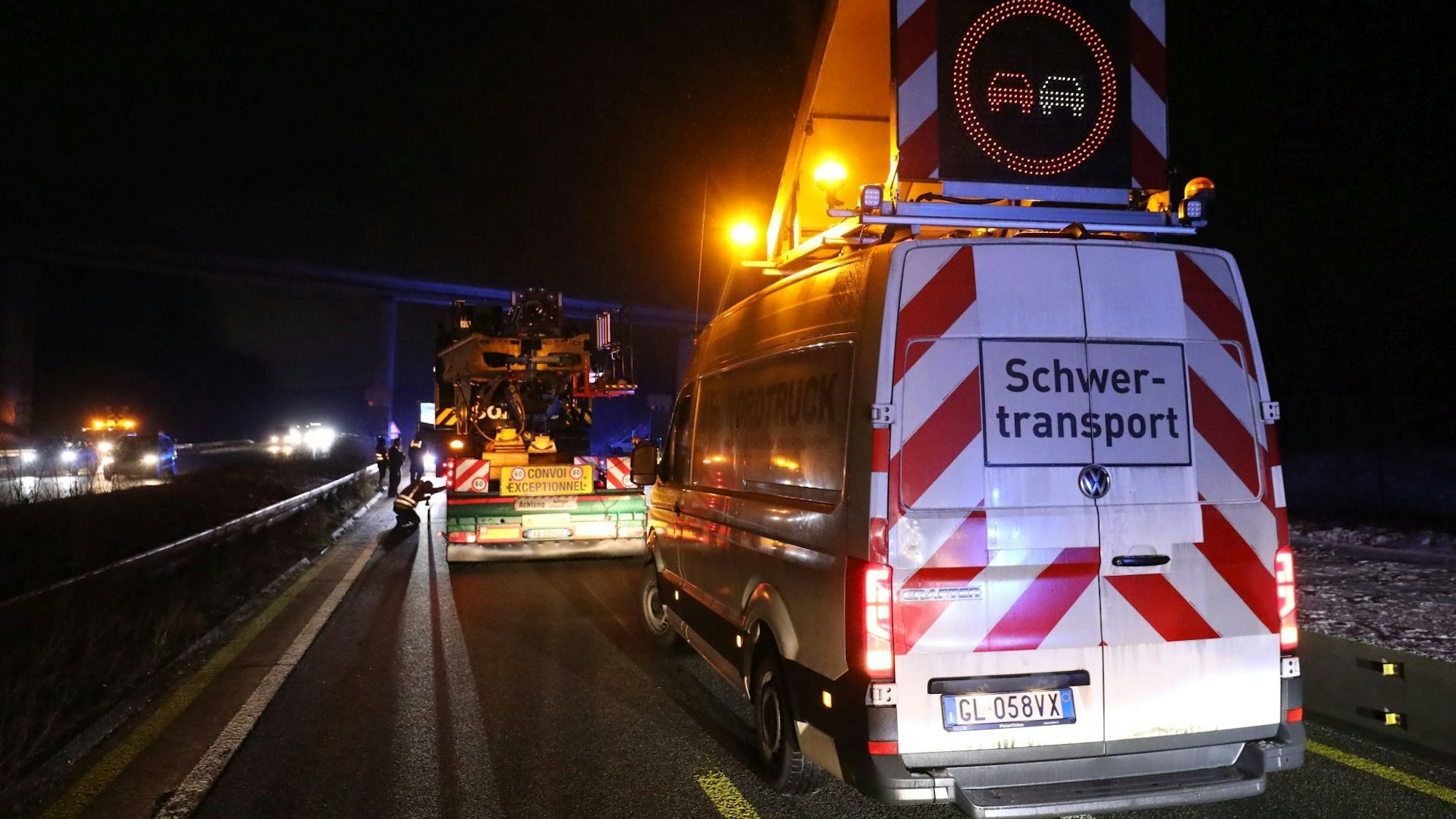 Auch das Begleitfahrzeug des Schwertransporters ging es nicht mehr weiter.