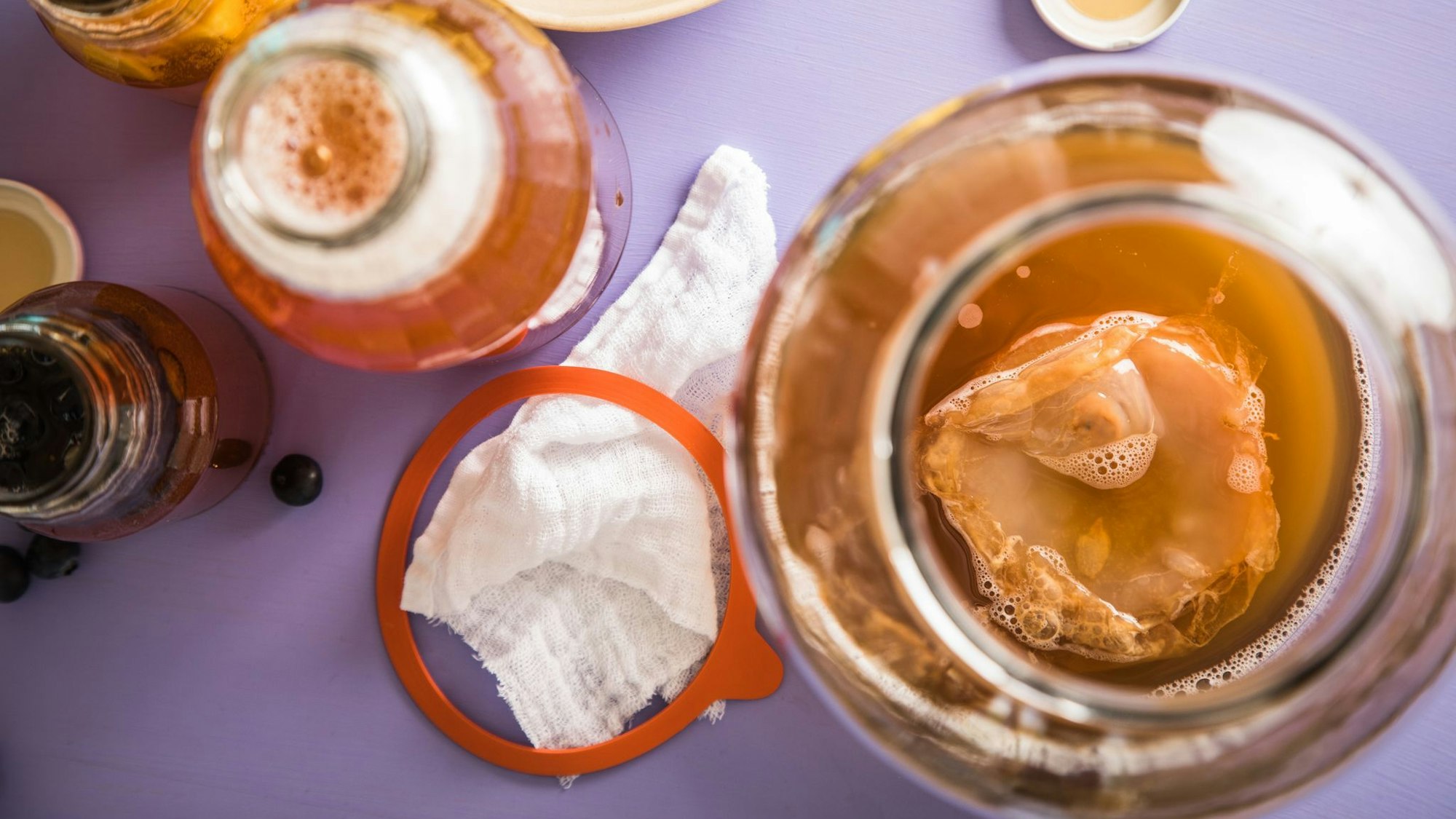 Ein kleines Feuerwerk an Aromen: Auch durch Fermentieren können komplexe Getränke entstehen - etwa Kombucha.