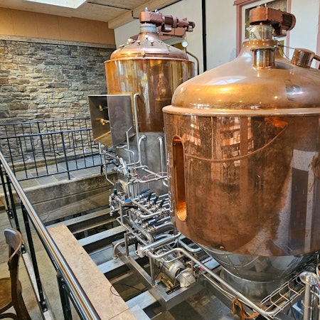 Blick auf die beiden Braukessel im Gastronomiebereich.