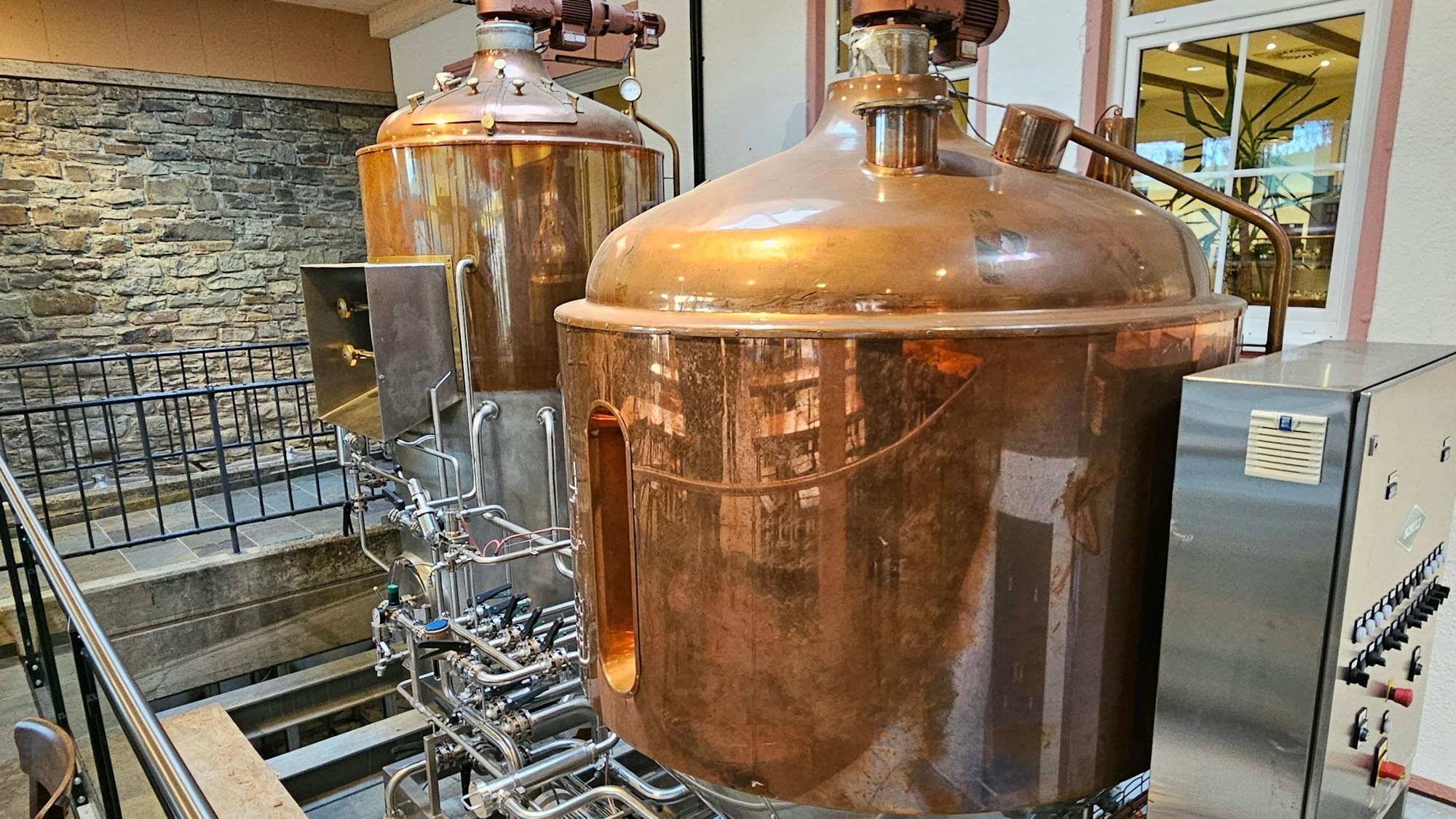 Blick auf die beiden Braukessel im Gastronomiebereich.