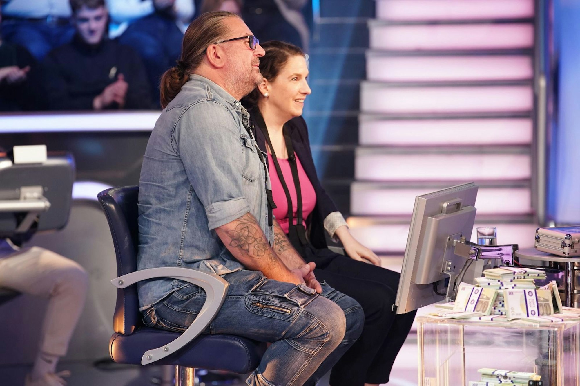 Björn Sensche und Hilleken Zeineddine wussten vorher nicht, dass sie nochmal mitraten dürfen. (Bild: RTL / Stefan Gregorowius)