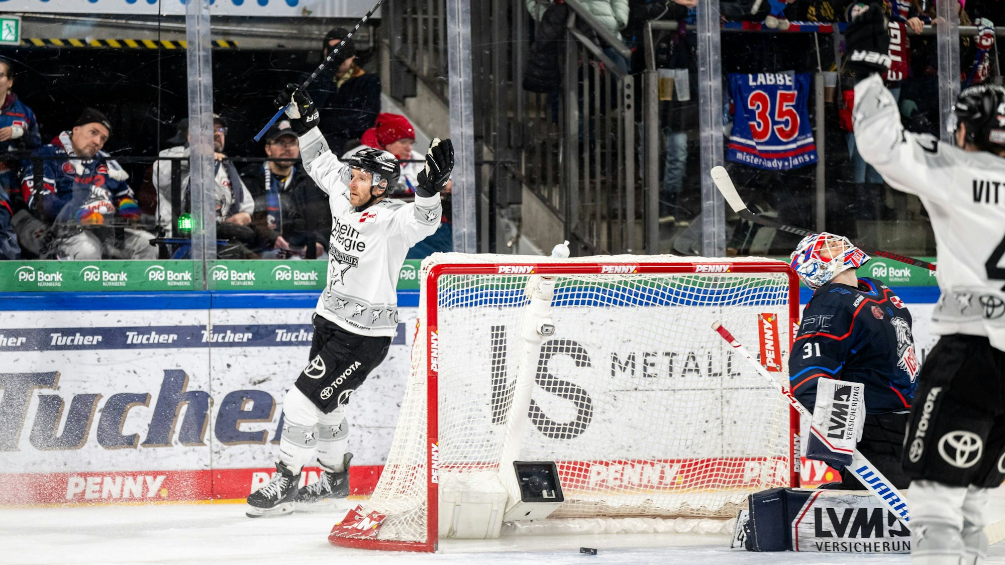06.01.2026 - Eishockey - Saison 2025 2026 - Penny DEL - Nürnberg Ice Tigers Icetigers - Kölner Haie Köln - / ThHa - xthxhax - Torjubel, Freude, Jubel Frederik Storm 19, Kölner Haie nach 2:1 *** 06 01 2026 Ice Hockey Season 2025 2026 Penny DEL Nuremberg Ice Tigers Icetigers Cologne Sharks Cologne ThHa xthxhax Goal celebration, joy, jubilation Frederik Storm 19, Cologne Sharks after 2 1