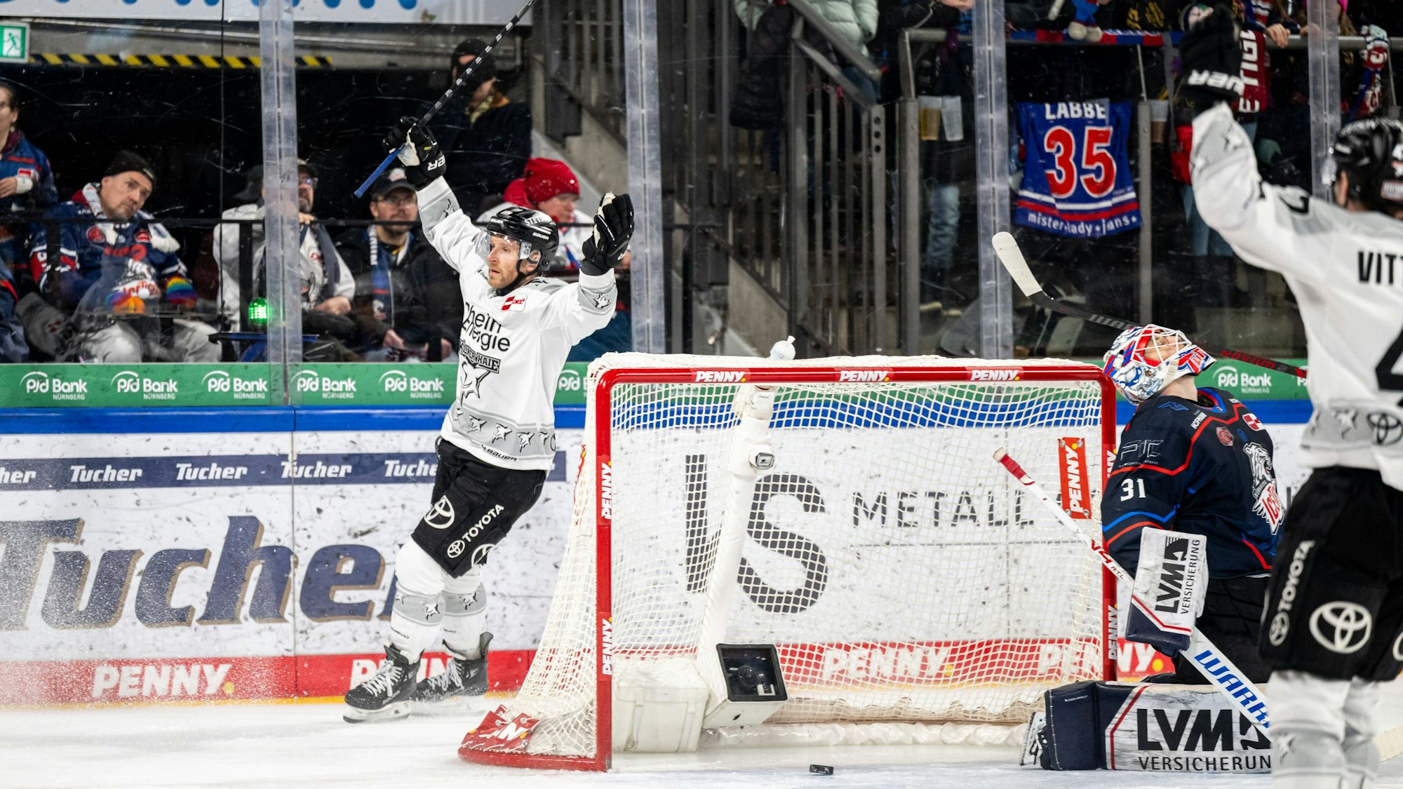 06.01.2026 - Eishockey - Saison 2025 2026 - Penny DEL - Nürnberg Ice Tigers Icetigers - Kölner Haie Köln - / ThHa - xthxhax - Torjubel, Freude, Jubel Frederik Storm 19, Kölner Haie nach 2:1 *** 06 01 2026 Ice Hockey Season 2025 2026 Penny DEL Nuremberg Ice Tigers Icetigers Cologne Sharks Cologne ThHa xthxhax Goal celebration, joy, jubilation Frederik Storm 19, Cologne Sharks after 2 1