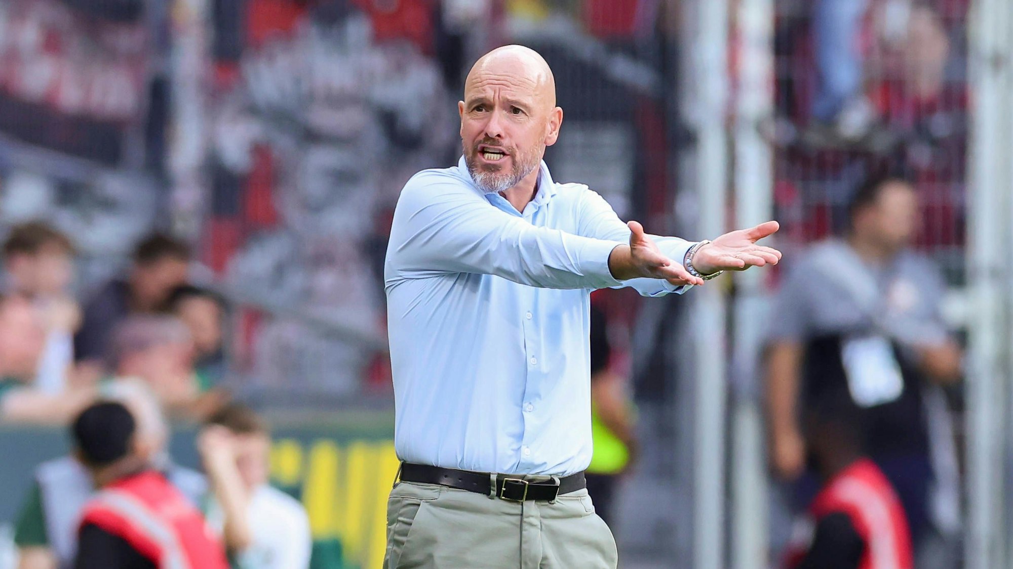 Erik ten Hag gestikuliert bei einem Spiel von Bayer Leverkusen.