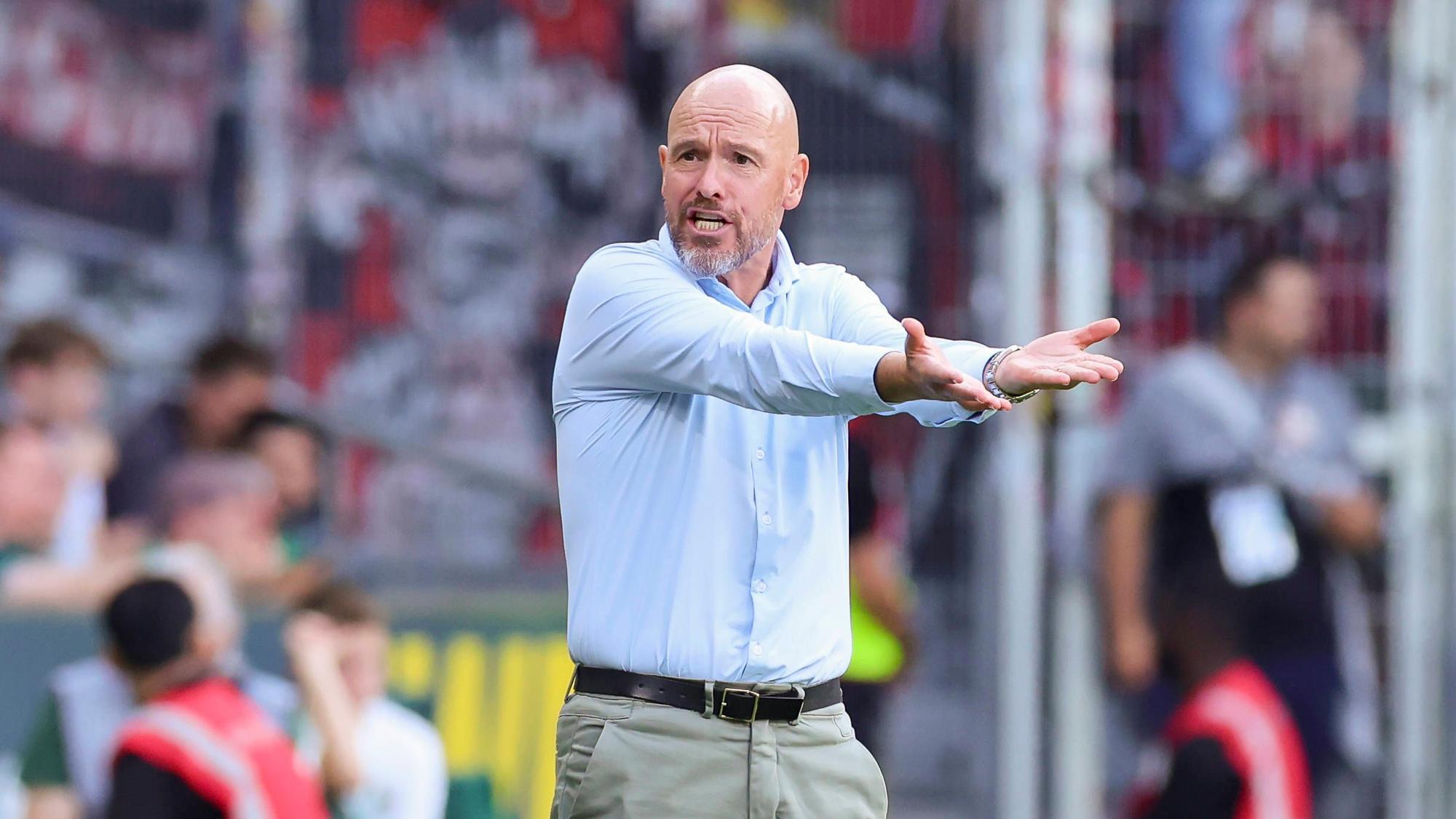 Erik ten Hag gestikuliert bei einem Spiel von Bayer Leverkusen.