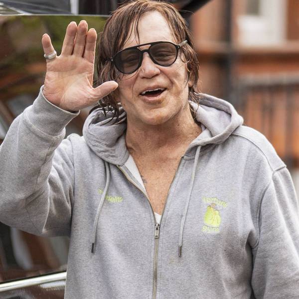 Mickey Rourke winkt im April 2025 den Fotografen zu.